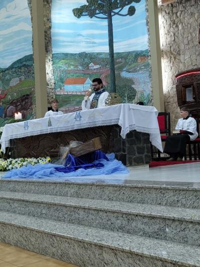 3º Dia da Novena reúne centenas de devotos no Santuário Nossa Senhora Aparecida Celebração foi presidida pelo Padre Aroldo Shinemann Filho e marcada por fé